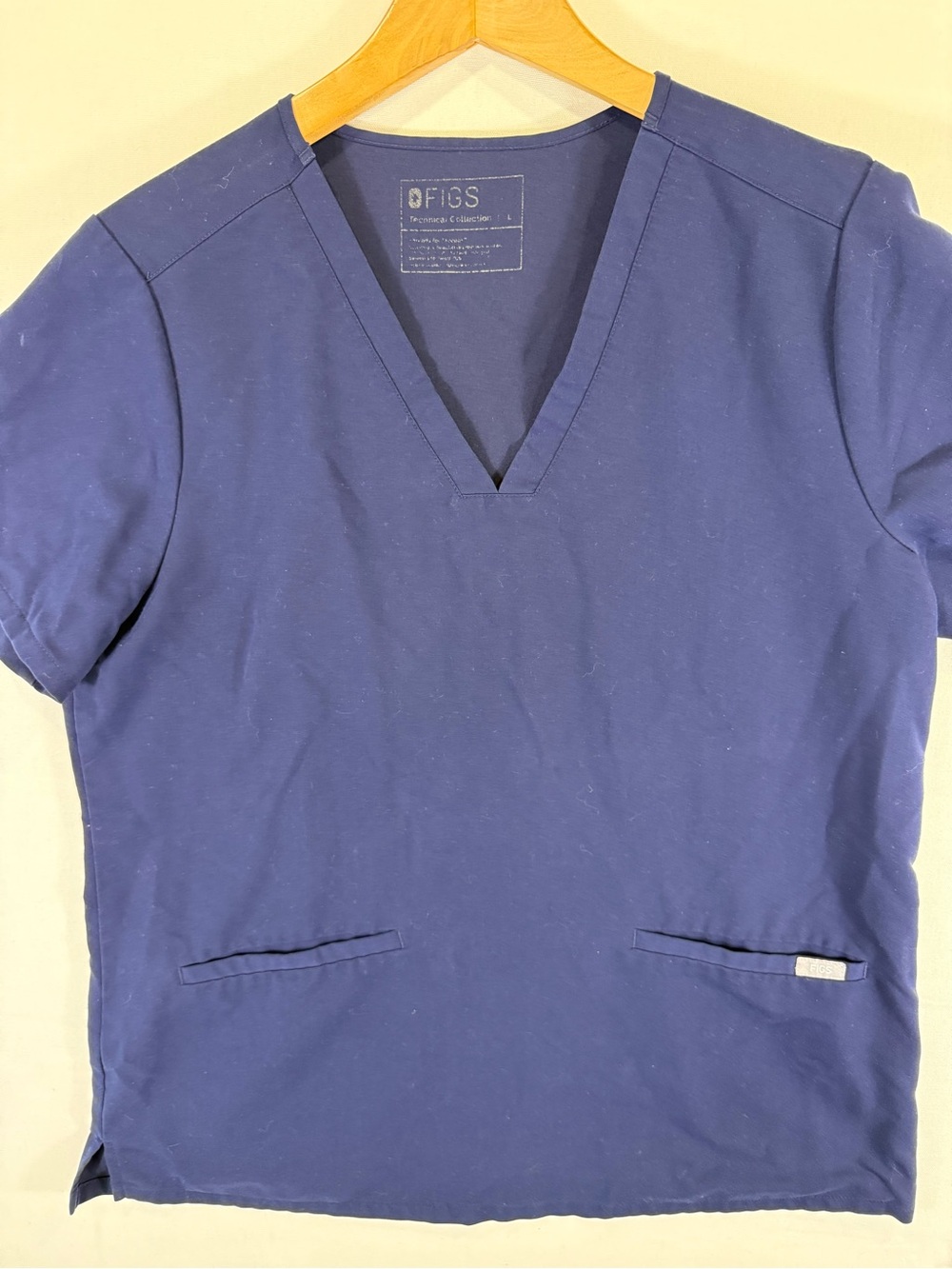 FIGS Men's Navy Short Sleeve V‑Neck Scrub Top